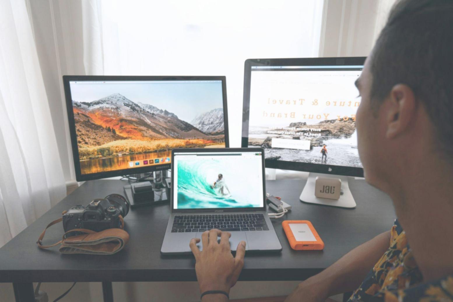 Entrepreneurs travaillant sur leurs projets d'entreprise