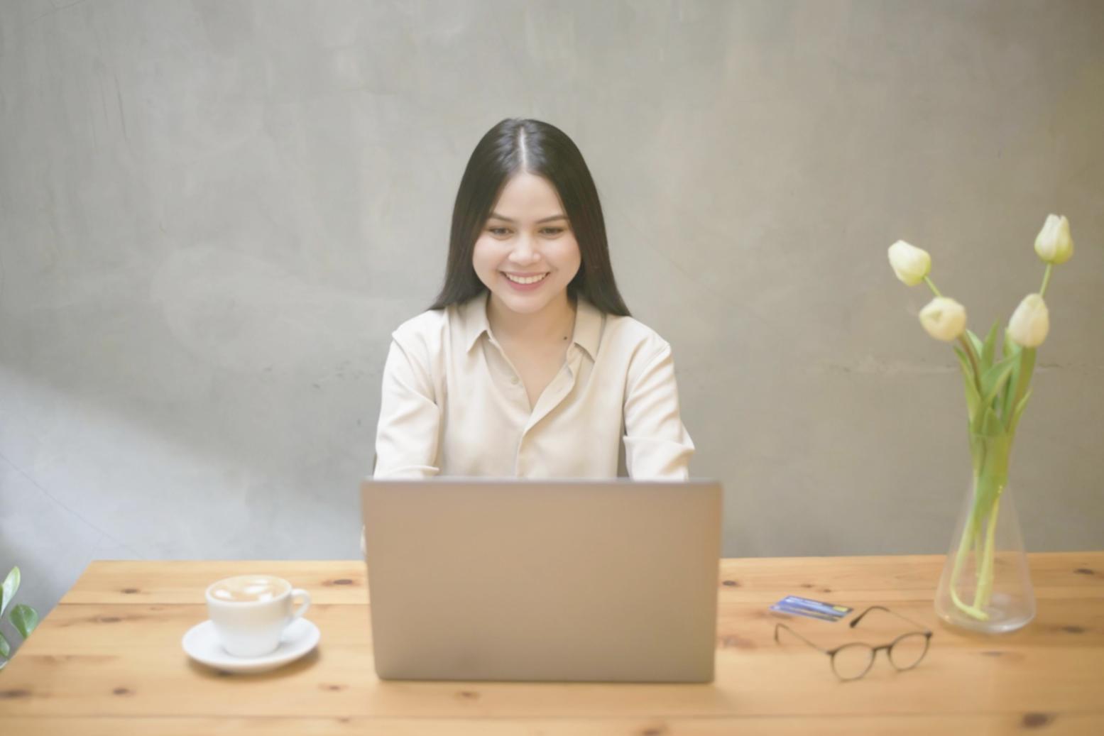 Environnement de travail moderne avec ordinateur et documents de planification business